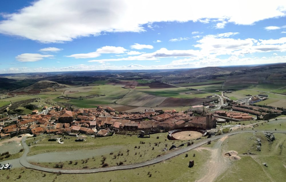 Atienza_wikimedia_commons_Danielmendezmoran-1000x639 - El bonito pueblo de Castilla-La Mancha donde se grabó la exitosa serie "Entre Tierras"