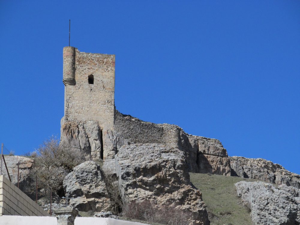 Atienza_wikimedia_commons_Oilisab-1000x750 - El bonito pueblo de Castilla-La Mancha donde se grabó la exitosa serie "Entre Tierras"