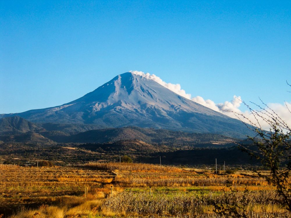 Atlixco_volcan_wikimedia_commons_Metrocamell-1000x750 - Está a menos de 30 minutos de Puebla y es el Pueblo Mágico con mejor clima del mundo