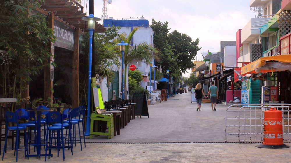 Avenida_Hidalgo_Isla_Mujeres_wikimedia_commons_Larry-D.-Moore-1000x562 - 5 lugares que no debes perderte de Isla Mujeres, un Pueblo Mágico único
