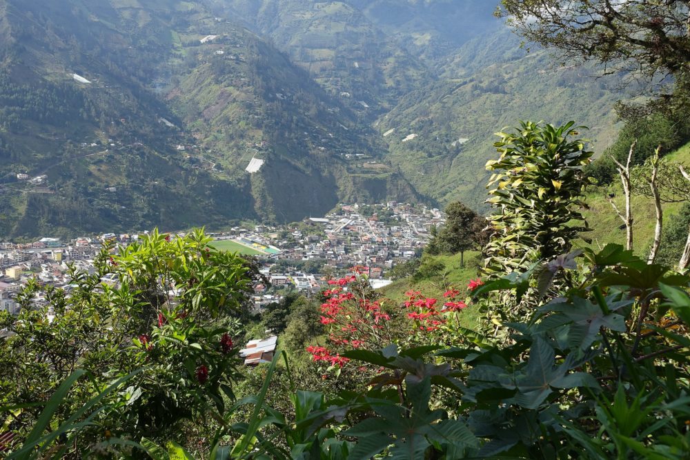 Banos_Ecuador_wikimedia_commons_Fahrtenleser-1000x667 - Cuáles son los 5 pueblos de Sudamérica que se eligieron como los más hermosos del mundo