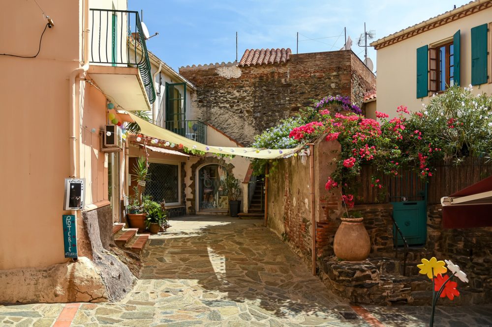 El espectacular pueblo costero francés a media hora de España con playas alucinantes y bonitas calles para recorrer