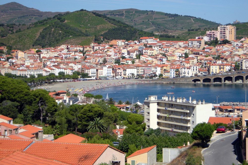 Banyuls_sur_mer_wikimedia_commons_cedric.lacrambe-1-1000x666 - El espectacular pueblo costero francés a media hora de España con playas alucinantes y bonitas calles para recorrer