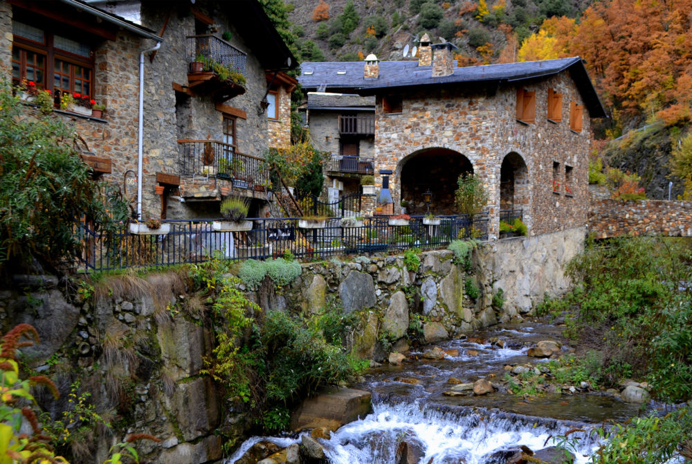 Bixessarri-1000x670 - El pintoresco pueblo de Andorra que casi nadie conoce y tiene paisajes preciosos con bellas casitas de piedra