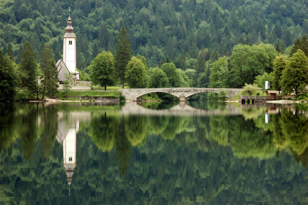 Bohinj_wikimedia_commons_Rosino-1000x665 - 3 pueblos de Europa perfectos para una escapada galardonados por ONU Turismo
