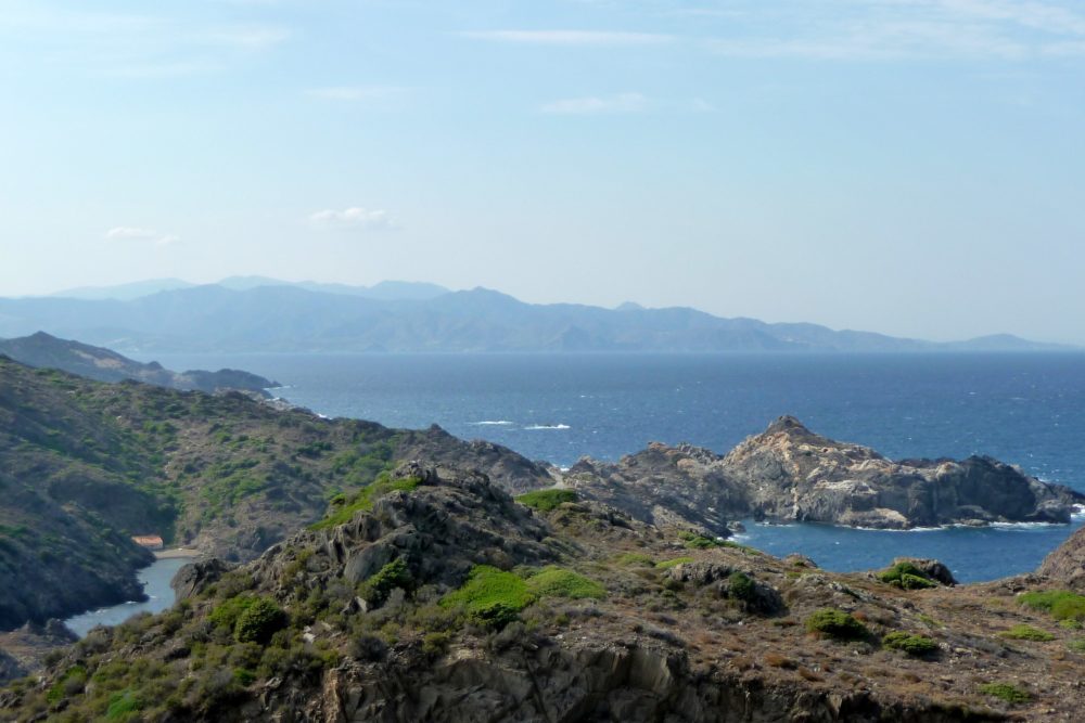 Cala_Culip_wikimedia_commons_Olga-Gairin-1000x667 - La cala que casi nadie conoce que es muy pequeña y sin turistas en la Costa Brava