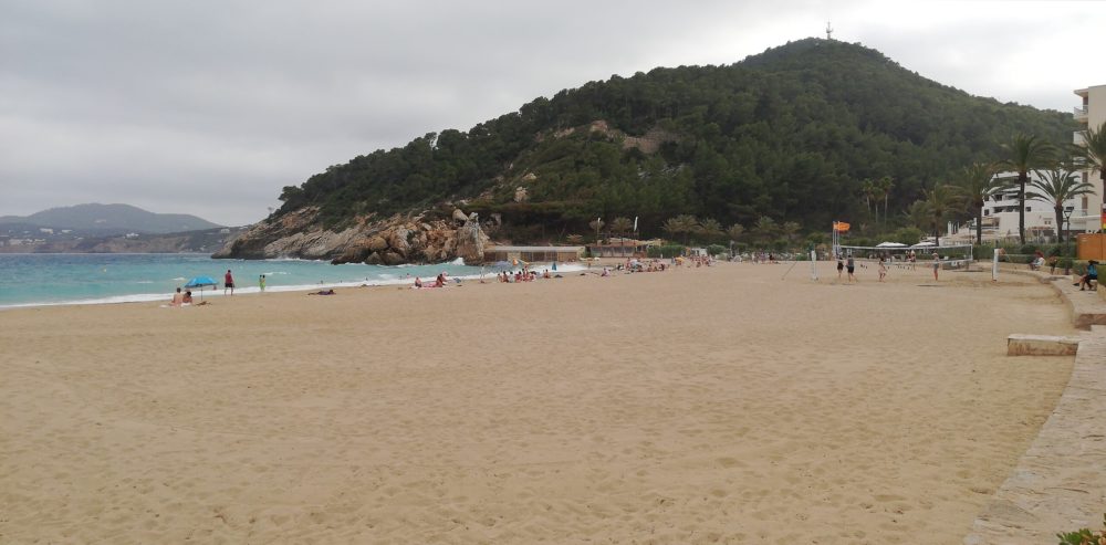 Cala_San_Vicent_wikimedia_commons_Josi-1000x493 - 4 hermosas playas Bandera Azul en Ibiza perfectas para descansar
