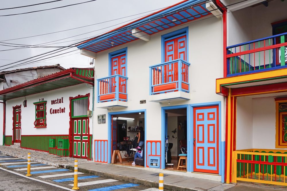 Calle_5_Salento_04-1000x667 - 3 preciosos pueblos de Colombia con las casitas más coloridas y rodeados de hermosos paisajes