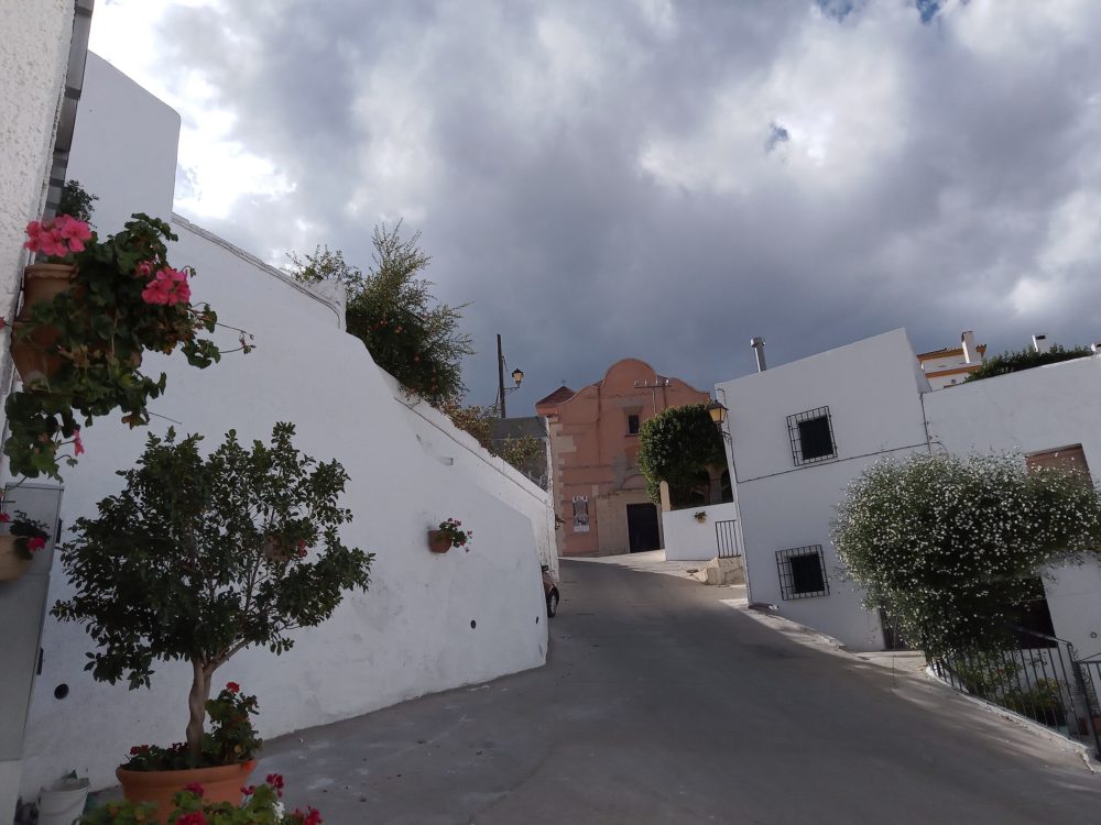 Calle_de_Lucainena_de_las_Torres_wikimedia_commons_Eduardo-Milla-1000x750 - Cuáles son los Pueblos Más Bonitos de Andalucía