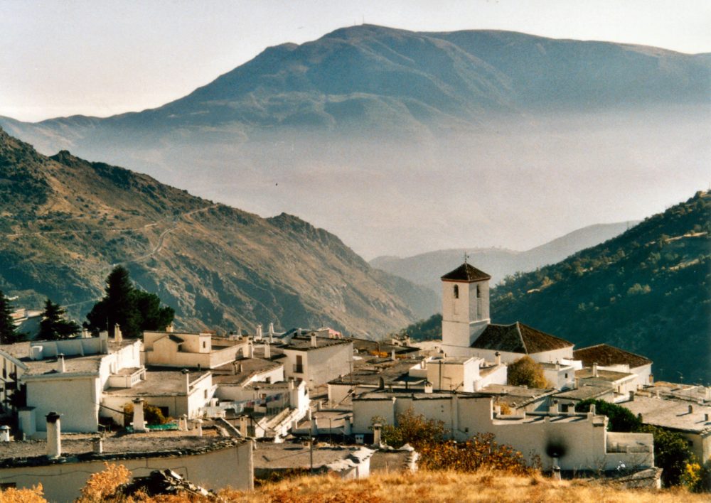 Capileira_wikimedia_commons_Dr-Graham-Beards-1000x708 - Cuáles son los Pueblos Más Bonitos de Andalucía