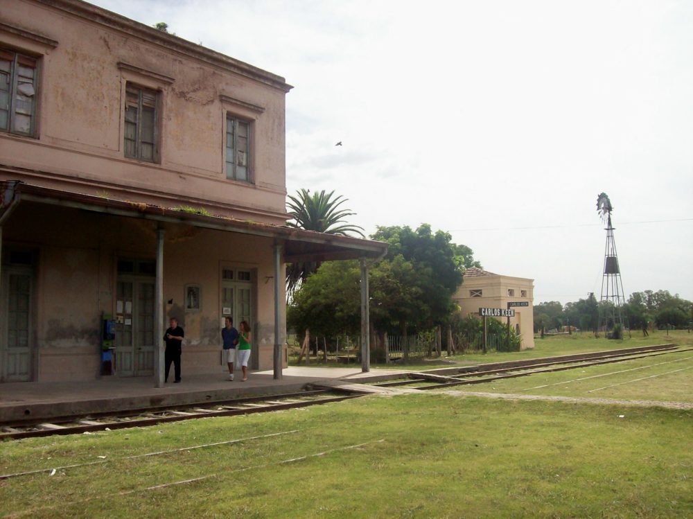 Carlos_Keen_wikimedia_commons_Roberto-Fiadone-1000x749 - 5 pueblos a 2 horas de la Ciudad de Buenos Aires para desconectarse y descansar un fin de semana