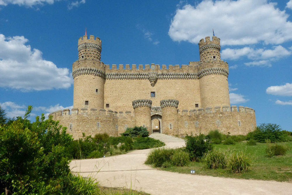 Castillo-Los-Mendoza-1000x670 - Este encantador pueblito está a una hora de Madrid y tiene uno de los castillos del siglo XV mejor conservados