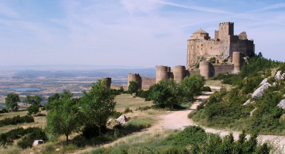 Castillo_de_Loarre_wikimedia_commons_Josue-Mendivil-1000x541 - Cuántos castillos hay en toda España
