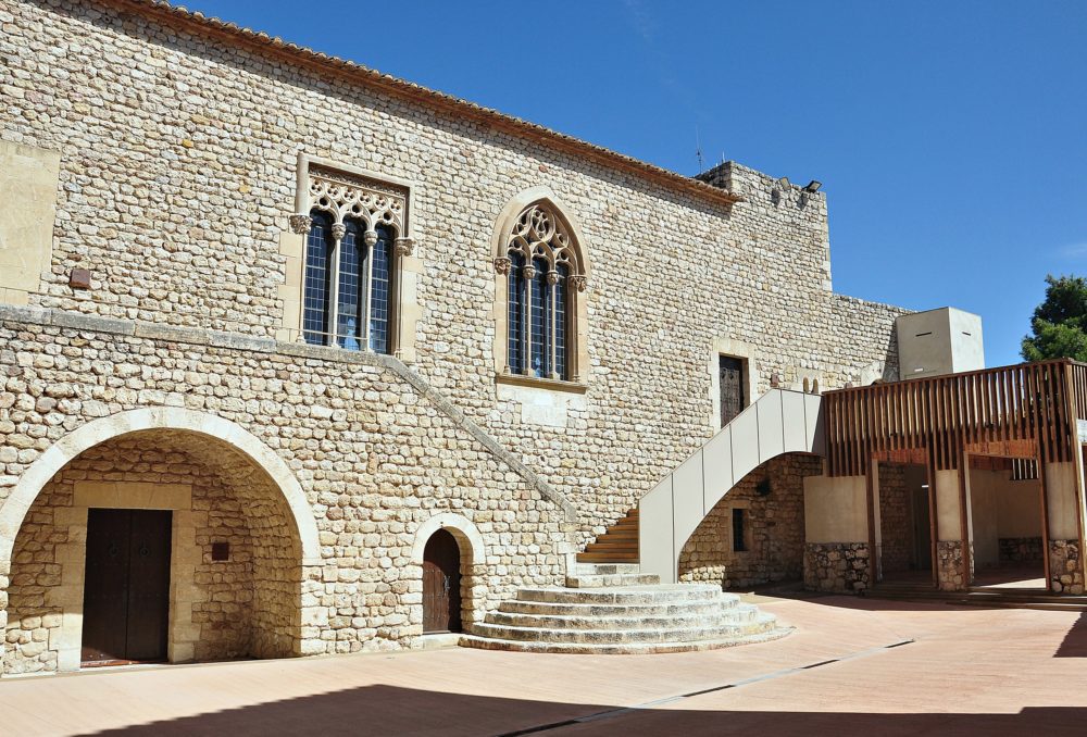 Castillo_de_Sant_Marti_Sarroca_wikimedia_commons_Alberto-g-rovi-1000x678 - 5 castillos en Barcelona en muy buen estado que puedes visitar