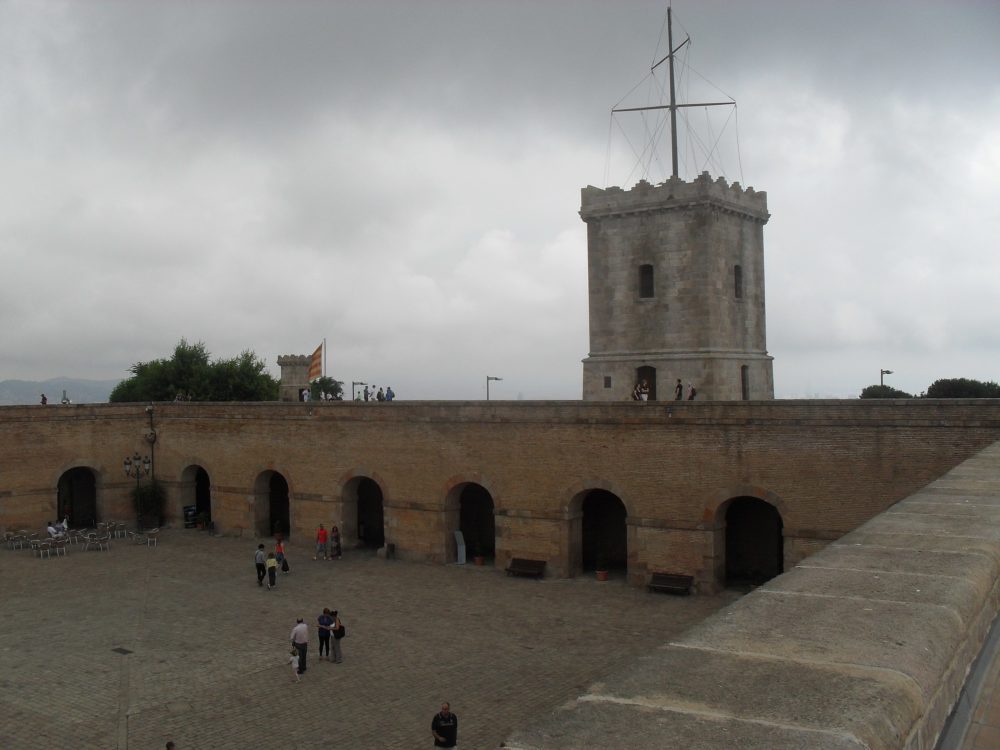 Castillo_de_montjuic_wikimedia_commons_Gerardo-nunez-1000x750 - 5 castillos en Barcelona en muy buen estado que puedes visitar