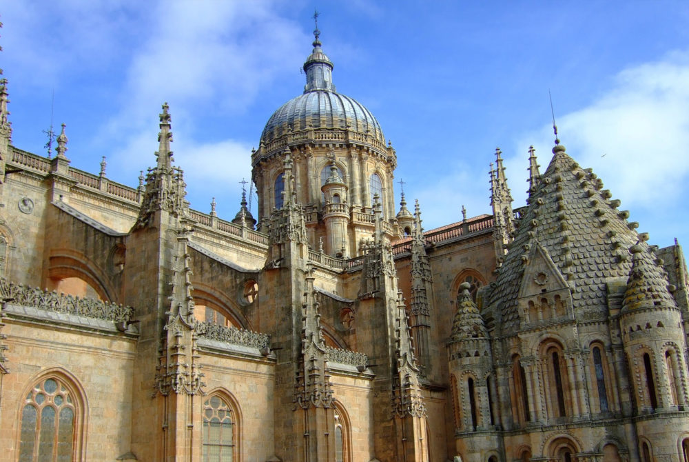 Esta catedral de Salamanca deja boquiabiertos a los turistas por un extraño detalle en una escultura
