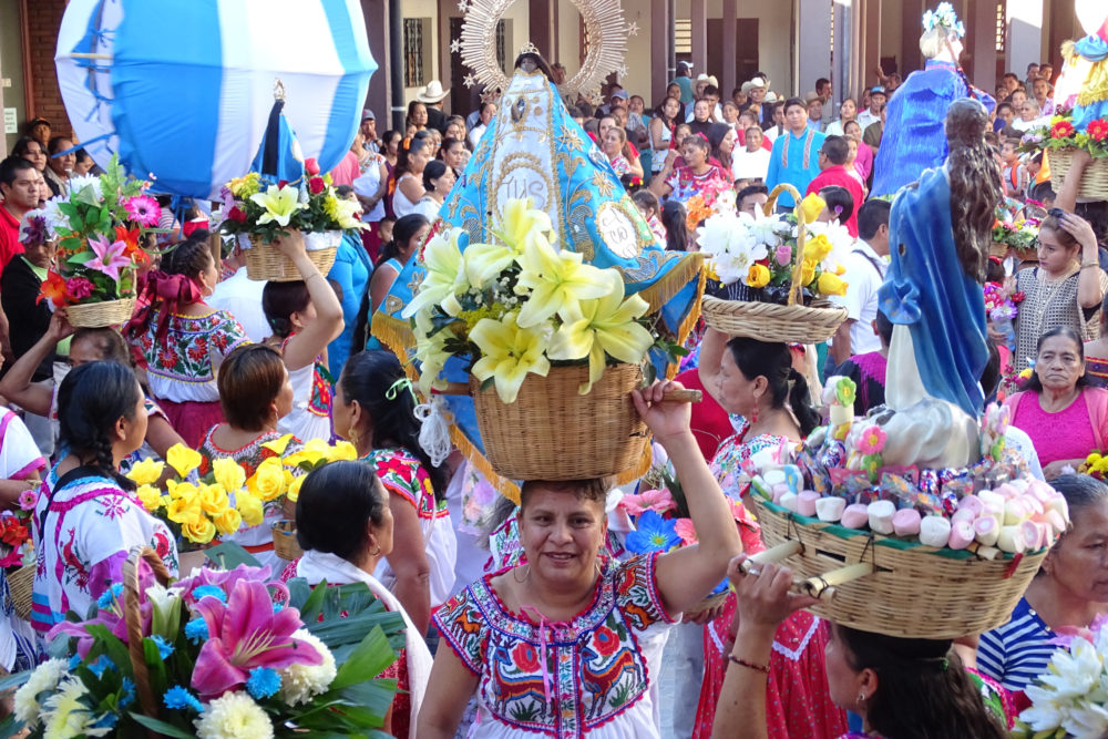 Cientos-de-fieles-visitan-Santa-Catarina-Juquila-cada-ano.-gob.mx_-1000x667 - Pueblos Mágicos de Oaxaca: dónde están ubicados y cómo visitarlos