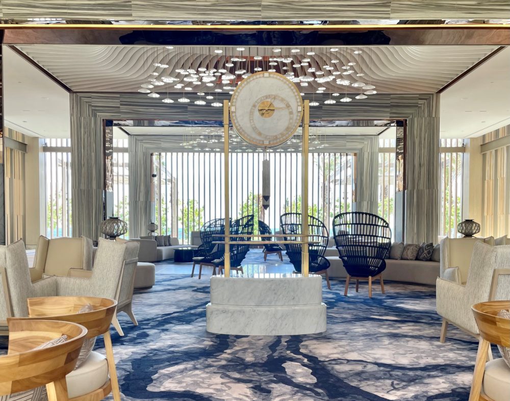 Clock-lobby-1000x787 - Waldorf Astoria Cancún, la joya que guarda el Caribe Mexicano