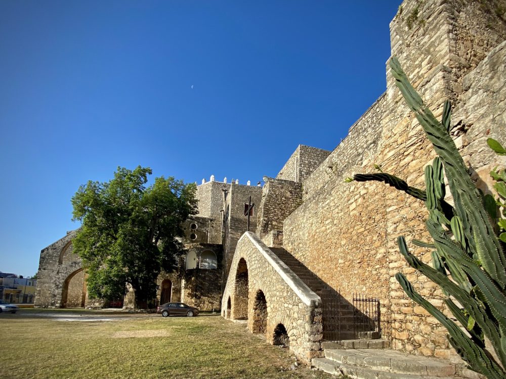 Convento_de_San_Antonio_de_Padua_Izamal_wikimedia_commons_Sharon-Hahn-Darlin-1000x750 - Este cenote sagrado estuvo oculto 2 mil 500 años debajo de un templo en Yucatán