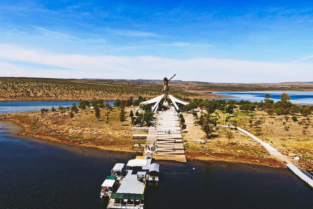 Cristo-Sola-Mano-1000x670 - El bonito Pueblo Mágico con ricos vinos, un cañón con puentes colgantes y a 45 minutos de Aguascalientes