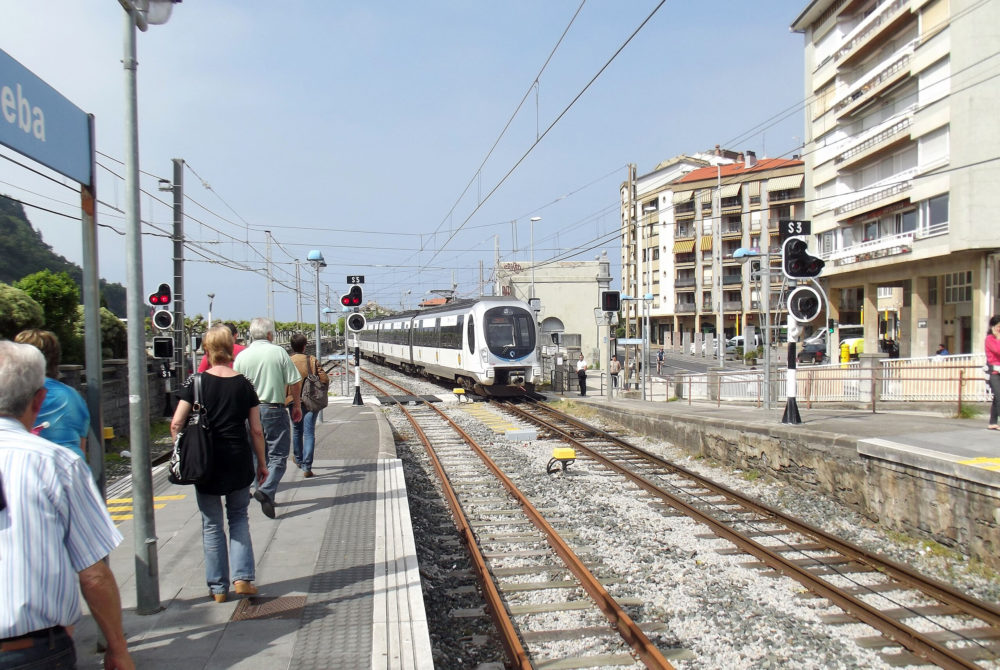 Deba2-1000x670 - Este bonito pueblo costero tiene playas enormes y está rodeado de maravillosas montañas en el País Vasco