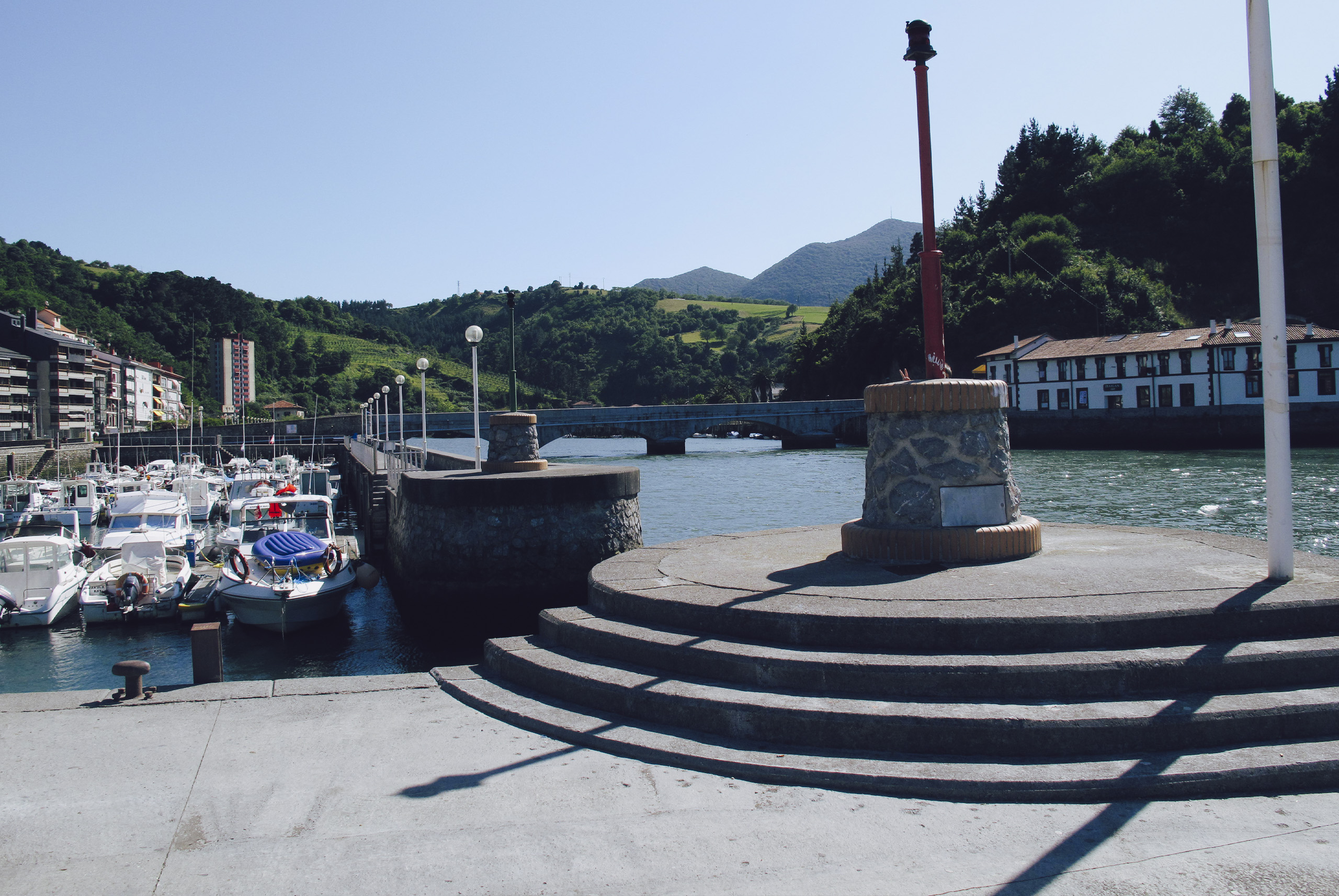 Este bonito pueblo costero tiene playas enormes y está rodeado de maravillosas montañas en el País Vasco