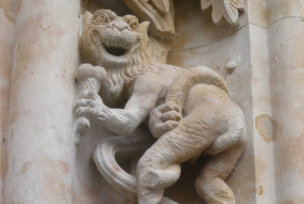 Dragon-Salamanca-1000x670 - Esta catedral de Salamanca deja boquiabiertos a los turistas por un extraño detalle en una escultura