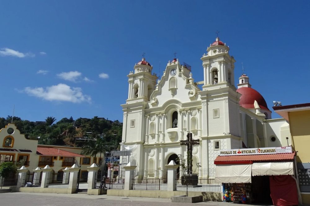 El-Santuario-Juquila-se-localiza-en-la-region-Costa-de-Oaxaca.-escapadas.mexicodesconocido.com_.mx_-1000x666 - El precioso Pueblo Mágico en Oaxaca con bonitas callecitas y preciosos ríos y cascada para visitar