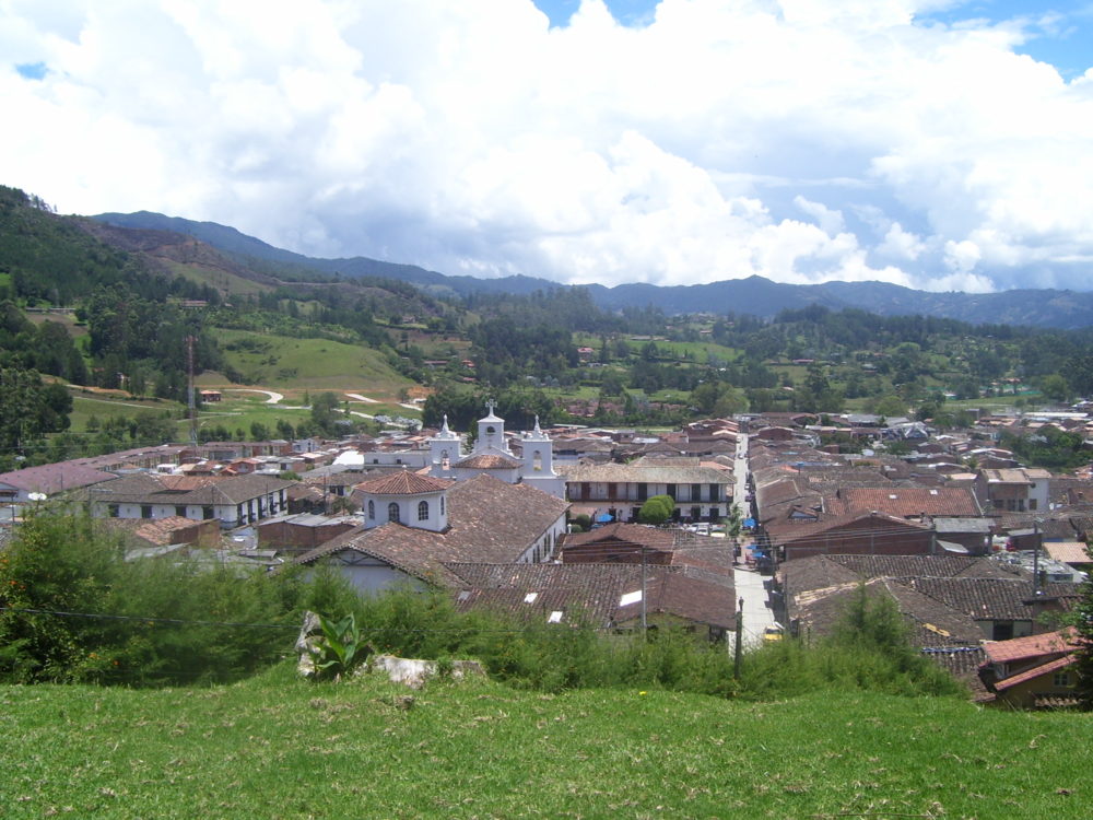 El_Retiro_Antioquia_wikimedia_commons_Andres-EM-1000x750 - El pueblito a 1 hora de Medellín con hermosas cascadas y bellos miradores y senderos para caminar