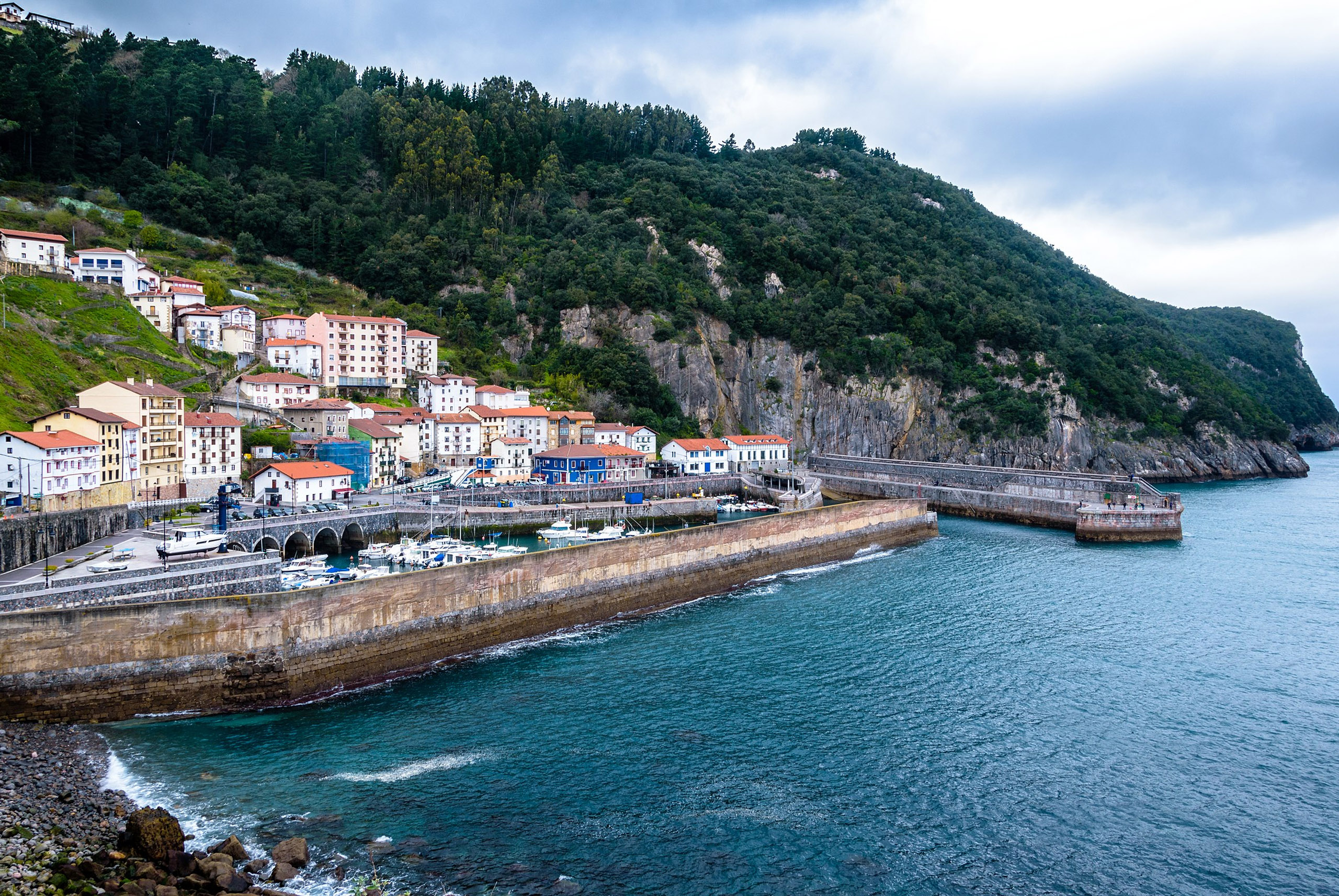 El antiguo pueblo de pescadores con un precioso mar y bellas montañas a 50 minutos de Bilbao El antiguo pueblo de pescadores con un precioso mar y bellas montañas a 50 minutos de Bilbao