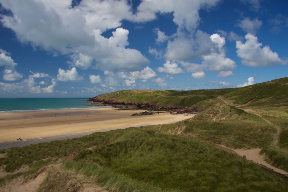 Freshwater_West_beach_15989165632-1000x669 - La playa de Gales que se hizo famosa por una escena de Harry Potter y es la preferida de los surfers