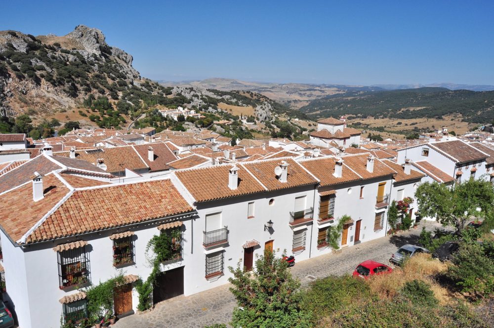 Grazalema_wikimedia_commons_Luis-Rogelio-HM-1000x664 - Es uno de los pueblos blancos más bonitos de España, está en Cádiz y te enamorará