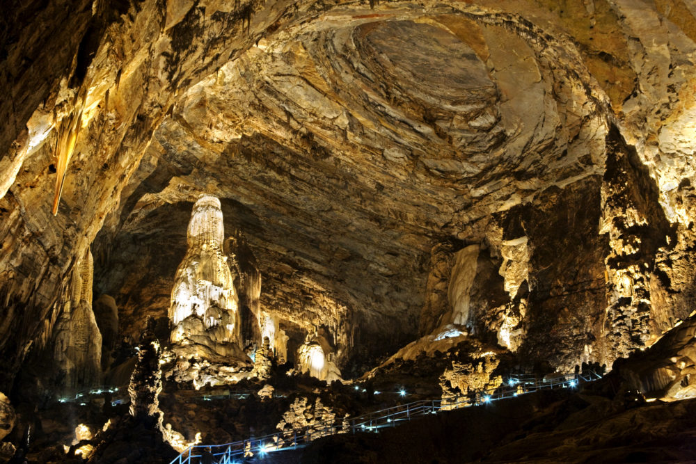 Grutas_de_Cacahuamilpa_wikimedia_commons_Comision-Mexicana-de-Filmaciones-1000x667 - 3 bonitos lugares cerca de la CDMX para conocer y pasar el día entre la naturaleza