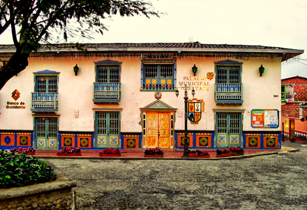 Guatape_42-1-1000x685 - 3 preciosos pueblos de Colombia con las casitas más coloridas y rodeados de hermosos paisajes