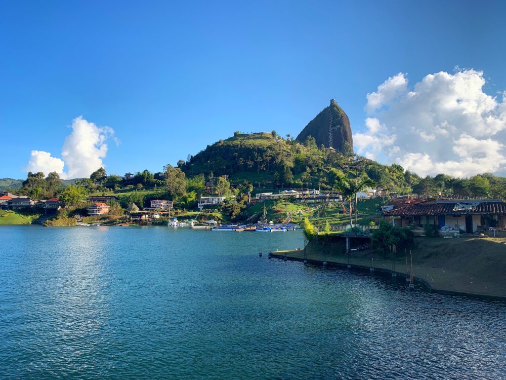 Guatape_wikimedia_commons_Elena.laps2_-1000x750 - Cuáles son los 5 pueblos de Sudamérica que se eligieron como los más hermosos del mundo