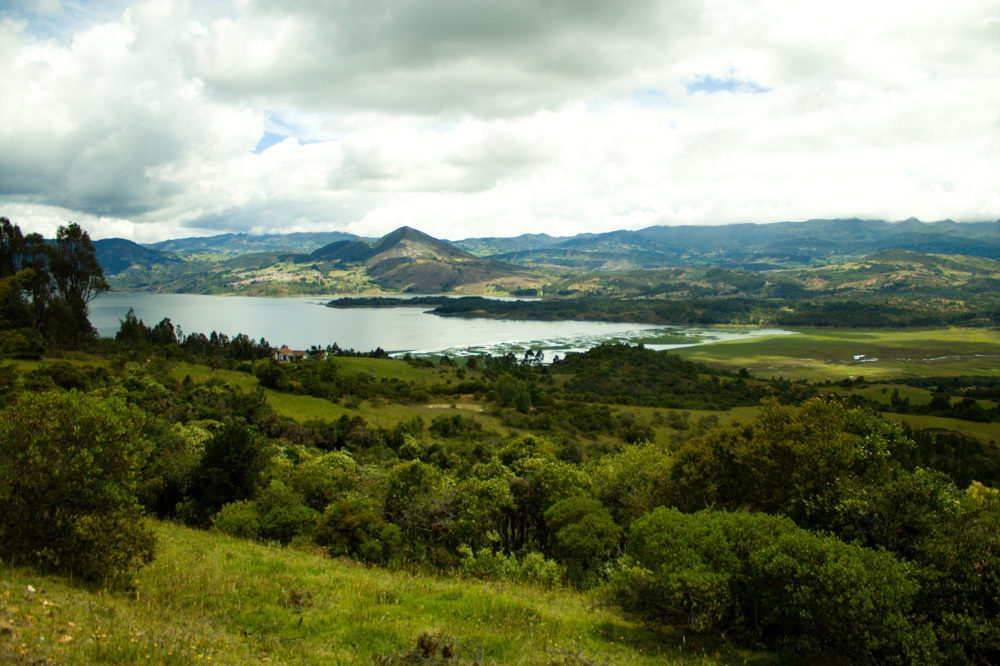 El espectacular pueblo a 90 minutos de Bogotá con una impactante laguna y una maravillosa leyenda sobre oro