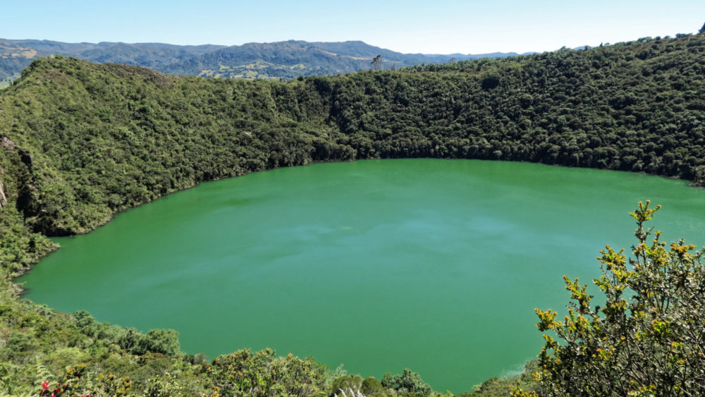 Guatavita_wikimedia_commons_Burkhard-Mucke-1000x563 - El espectacular pueblo a 90 minutos de Bogotá con una impactante laguna y una maravillosa leyenda sobre oro
