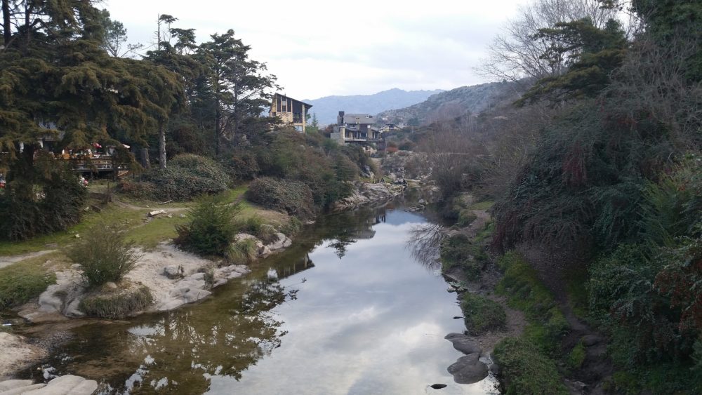 La_Cumbrecita_Arroyo_wikimedia_commons_Fscotta-1000x563 - La preciosa cascada escondida en La Cumbrecita, el pueblo argentino que prohíbe la circulación de automóviles