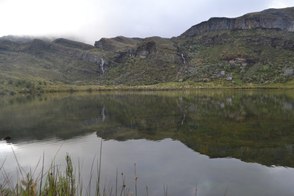 Laguna_de_los_tres_chorros_san_agustin_wikimedia_commons_DavitDiaz-1000x667 - El pueblo de Colombia que resguarda maravillosos tesoros arqueológicos y está cerca de impresionantes cascadas