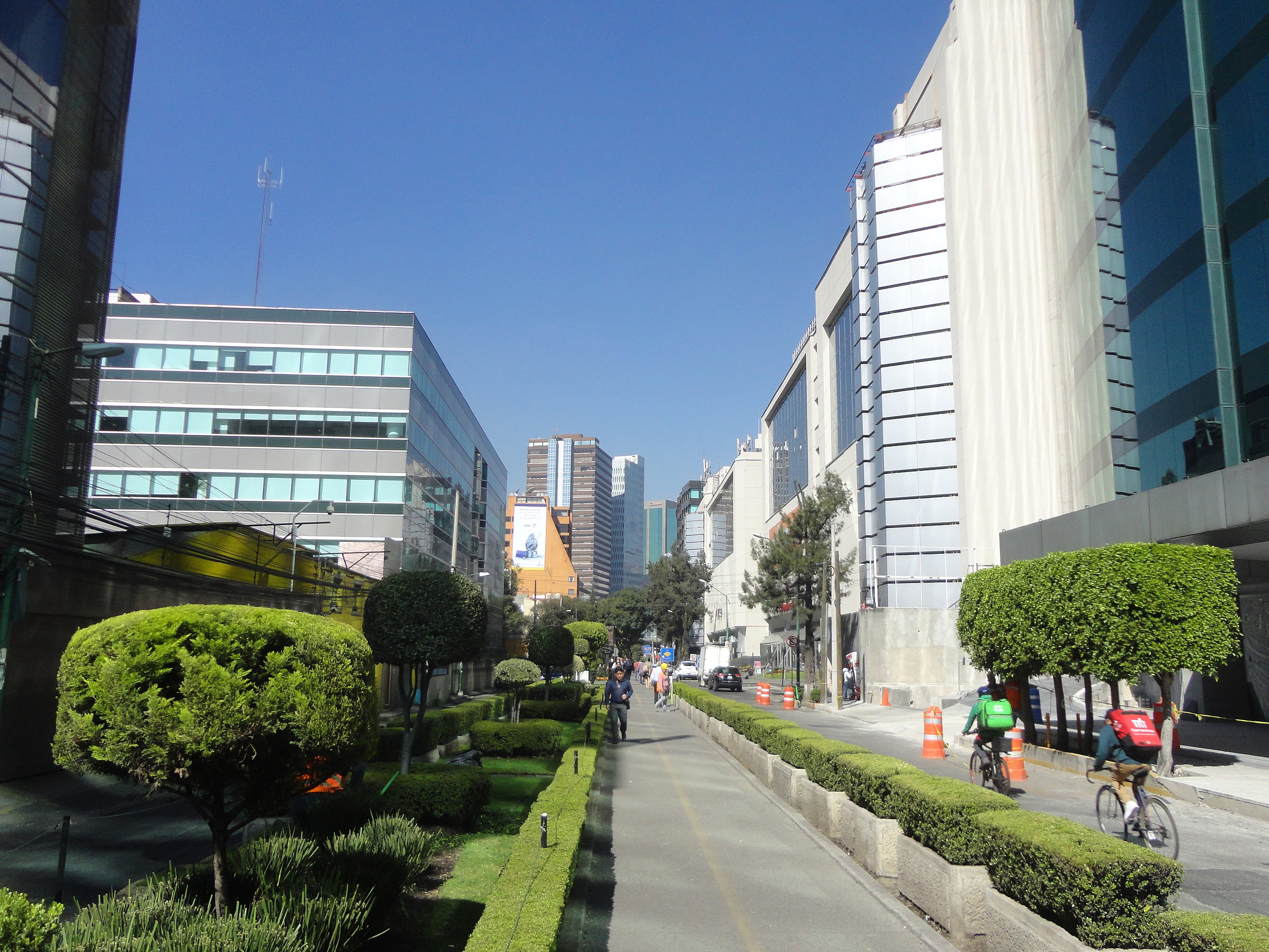 Esta es la lujosa colonia residencial en CDMX donde tiene su imponente casa Miguel Bosé