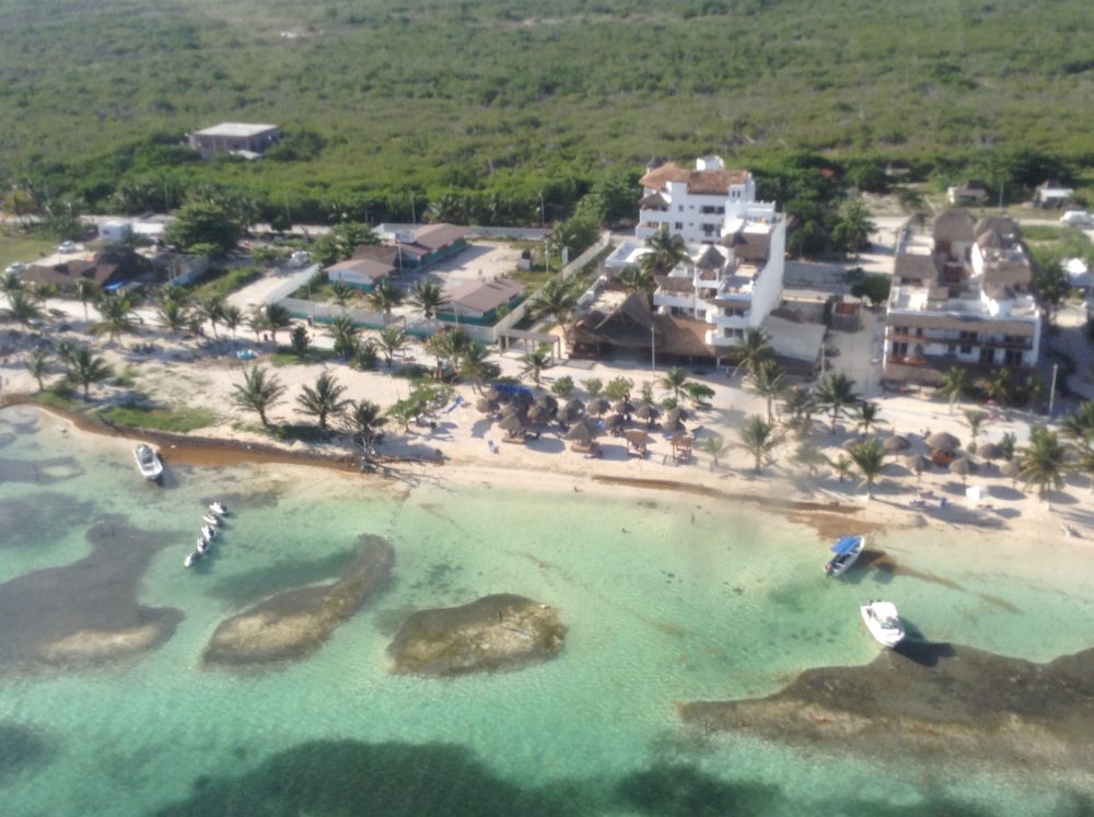 Mahahual_wikimedia_commons_Juan-Ortega-1000x747 - El pintoresco pueblo costero con hermosas playas para bucear y deliciosa gastronomía