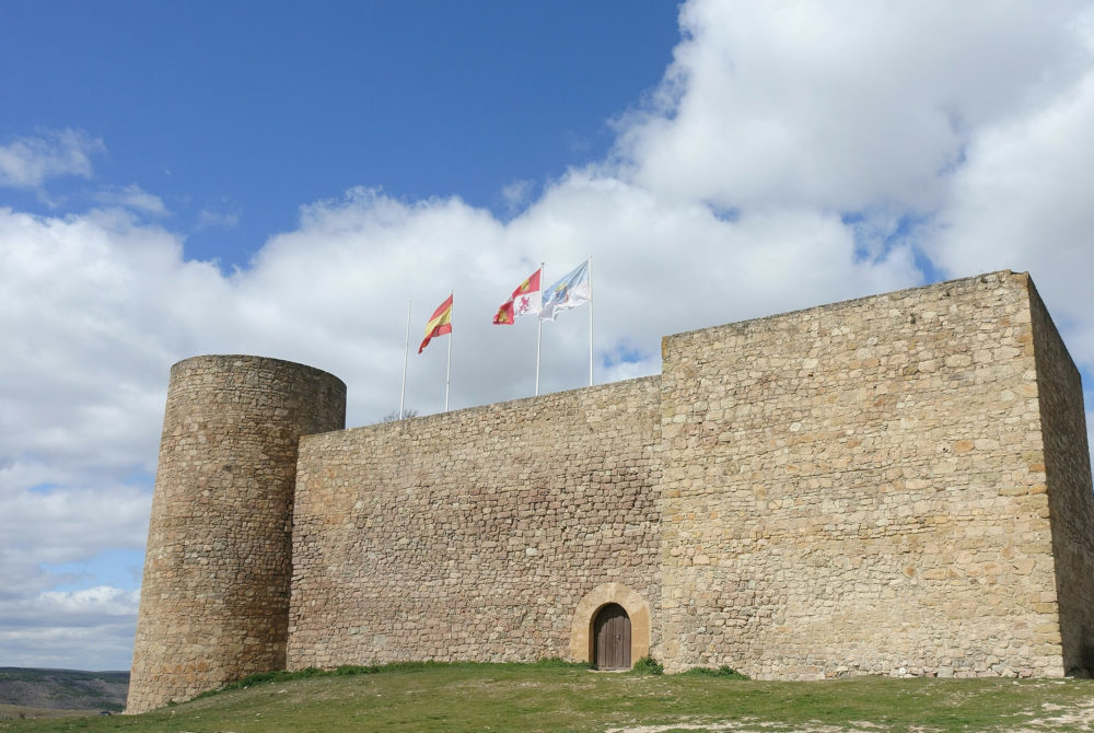 El increíble pueblo a 2 horas de Madrid que resguarda un curioso castillo con un cementerio dentro