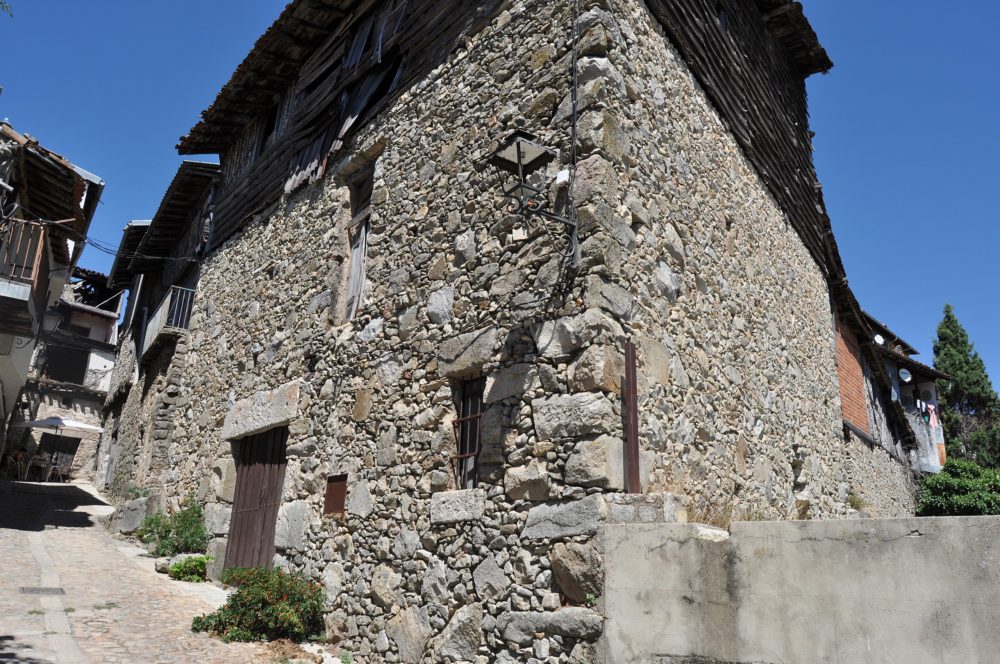 Es uno de los pueblos más bonitos de España, está a 1 hora de Salamanca y tiene casitas medievales de cuento