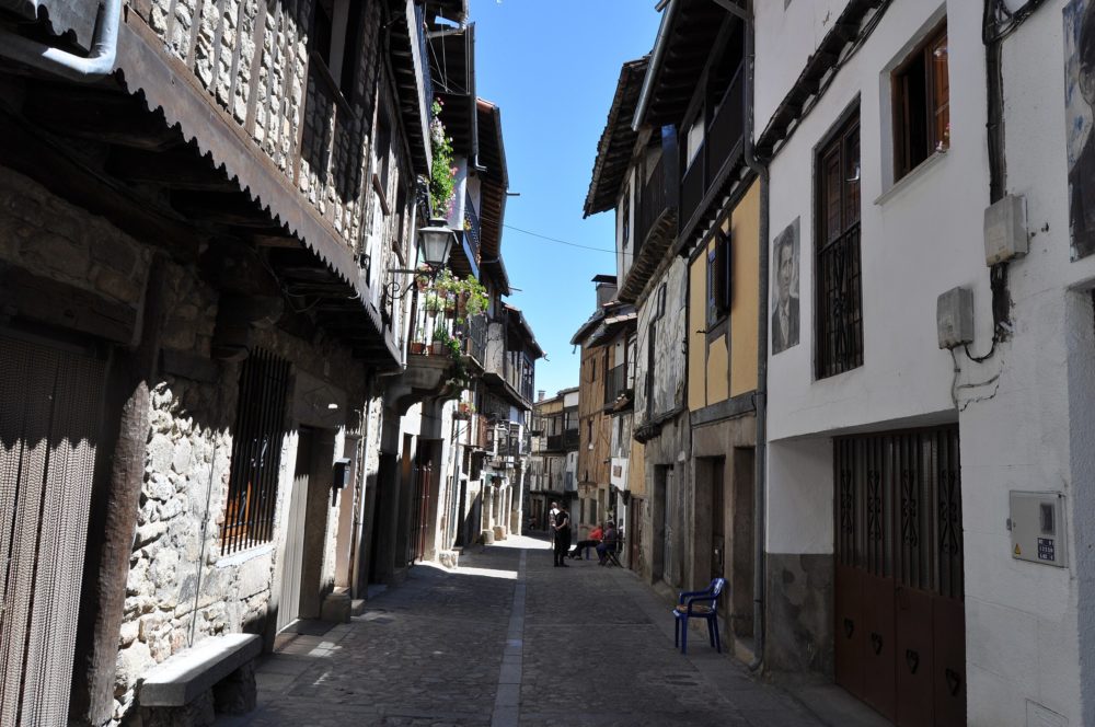 Mogarraz_wikimedia_commons_Luis-Rogelio-HM_2-1000x664 - Es uno de los pueblos más bonitos de España, está a 1 hora de Salamanca y tiene casitas medievales de cuento