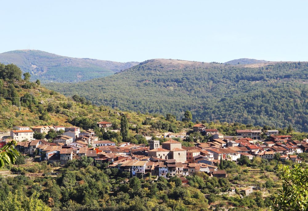 Mogarraz_wikimedia_commons_Sotos-1000x684 - Es uno de los pueblos más bonitos de España, está a 1 hora de Salamanca y tiene casitas medievales de cuento