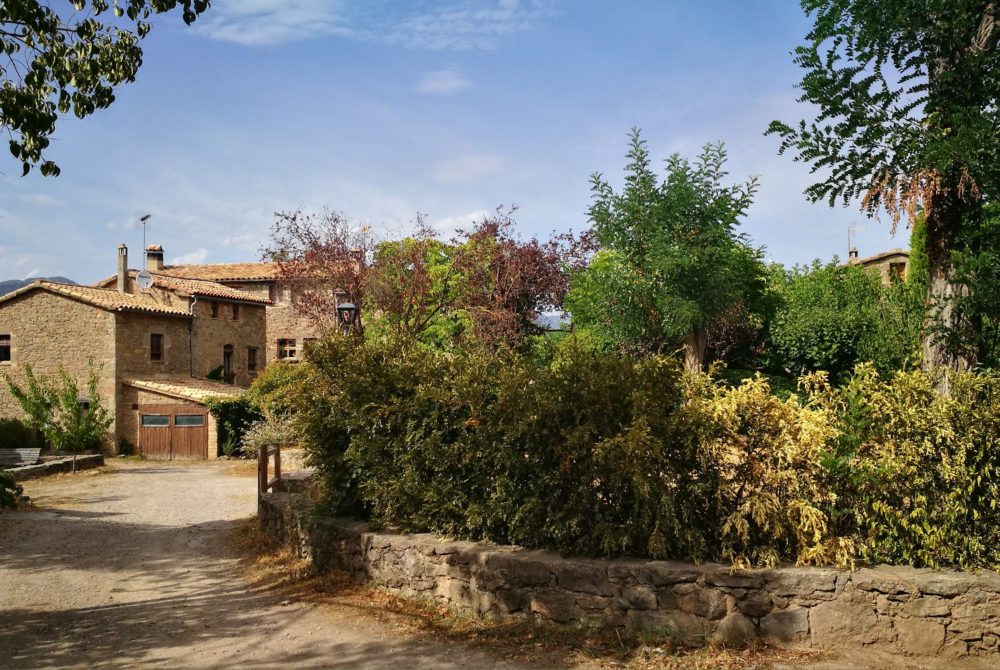 Montclar-1000x670 - El pintoresco pueblo cerca de Barcelona ideal para una escapada de fin de semana al aire libre