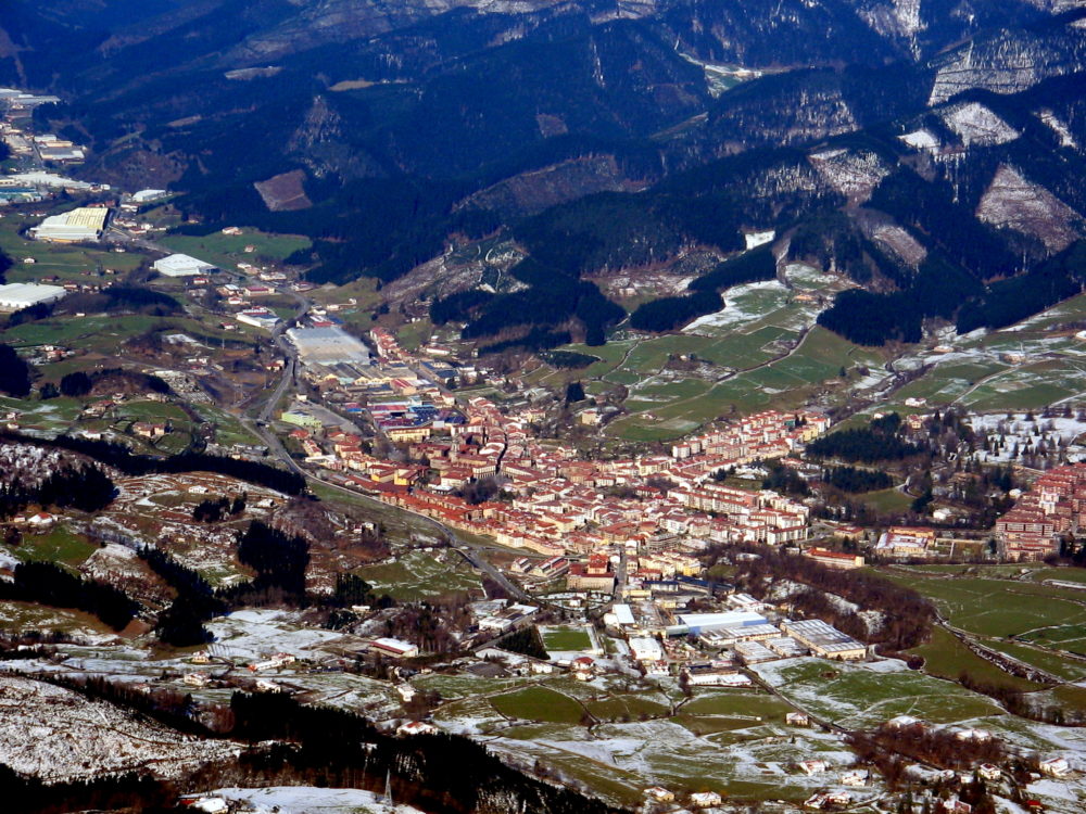 Onati_wikimedia_commons_Inaki-LLM-1000x750 - Cuevas, senderos y todos los paisajes hermosos para ver en Oñati, el pueblo galardonado por la Organización Mundial del Turismo