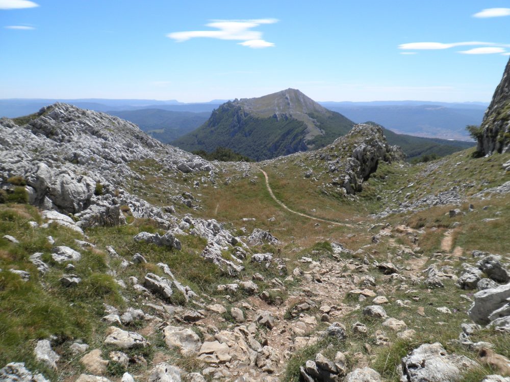 Onati_wikimedia_commons_Joxemai-1000x750 - Cuevas, senderos y todos los paisajes hermosos para ver en Oñati, el pueblo galardonado por la Organización Mundial del Turismo
