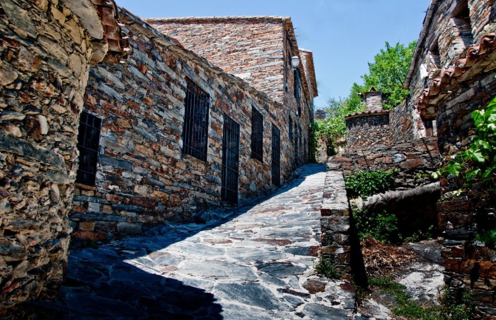 Patones_wikimedia_commons_Marlene-VD-1000x646 - 3 hermosos pueblos a pocos minutos de Madrid para pasar el día