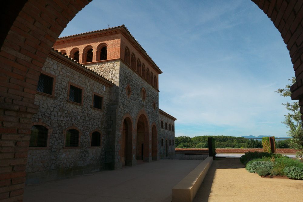 El pueblo medieval a 1 hora y media de Barcelona con uno de los castillos más destacados de España